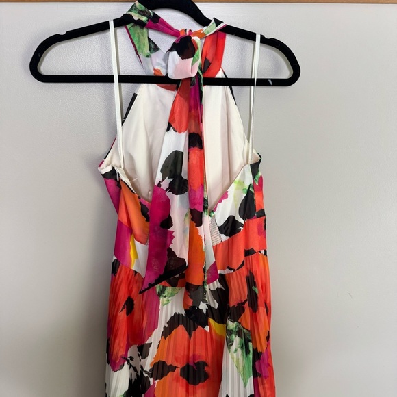 Eliza J Vibrant Floral halter neck pleated maxi dress 6 - Picture 4 of 9